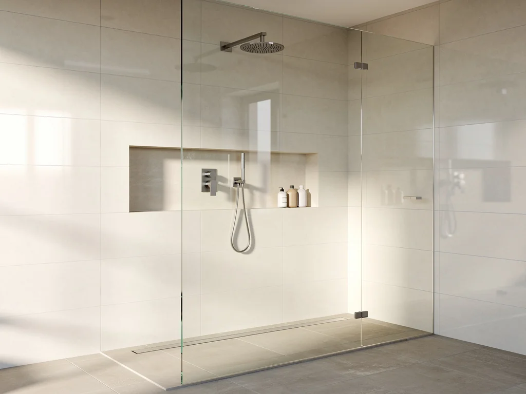 Paroi vitrée sur une douche italienne et faïence claire posée au mur